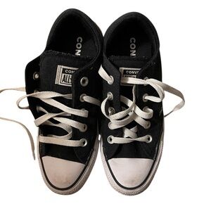 Converse All Star Classic Black and White Low Top Chucks Size 6 GUC